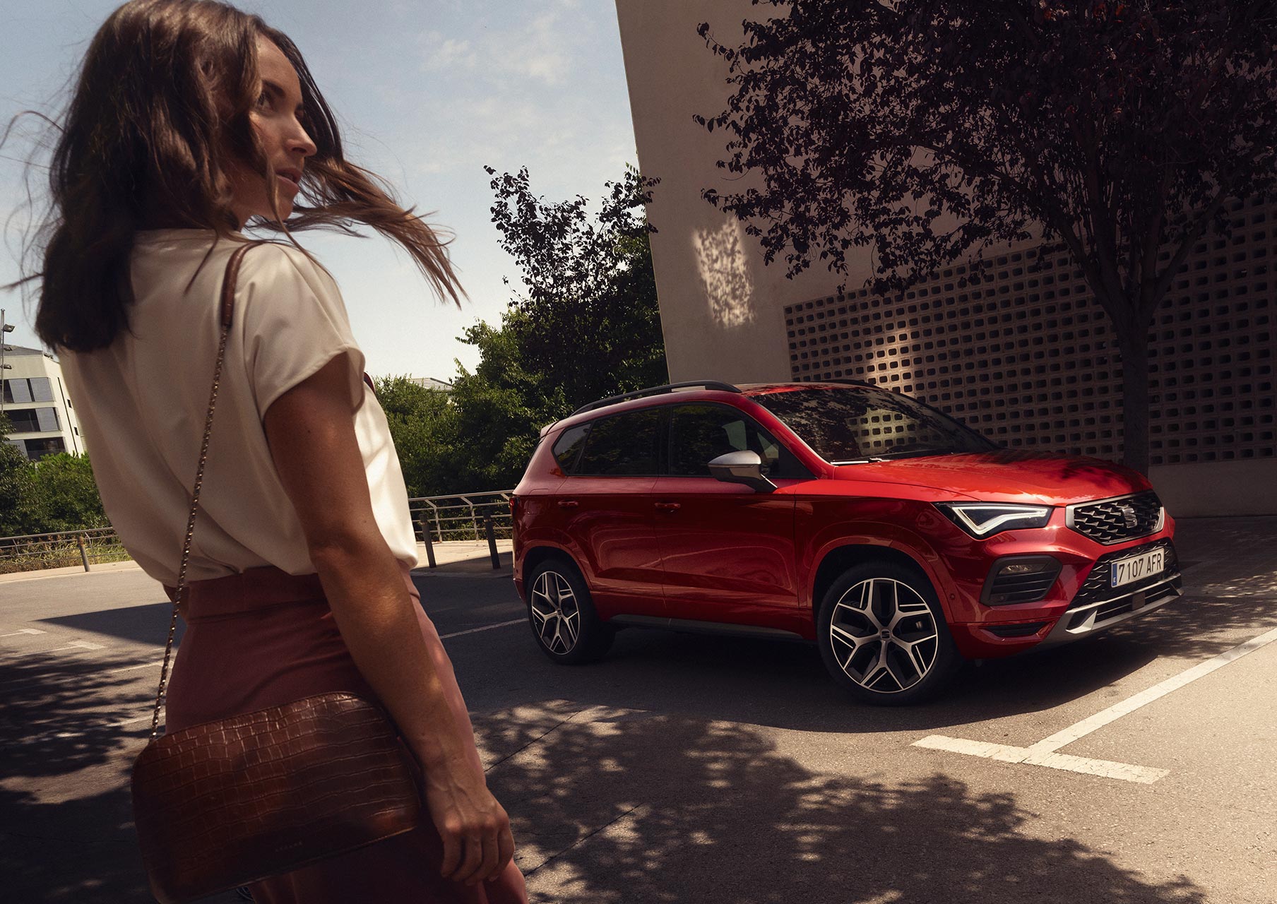 woman-walking-to-seat-ateca-red-velvet-colour