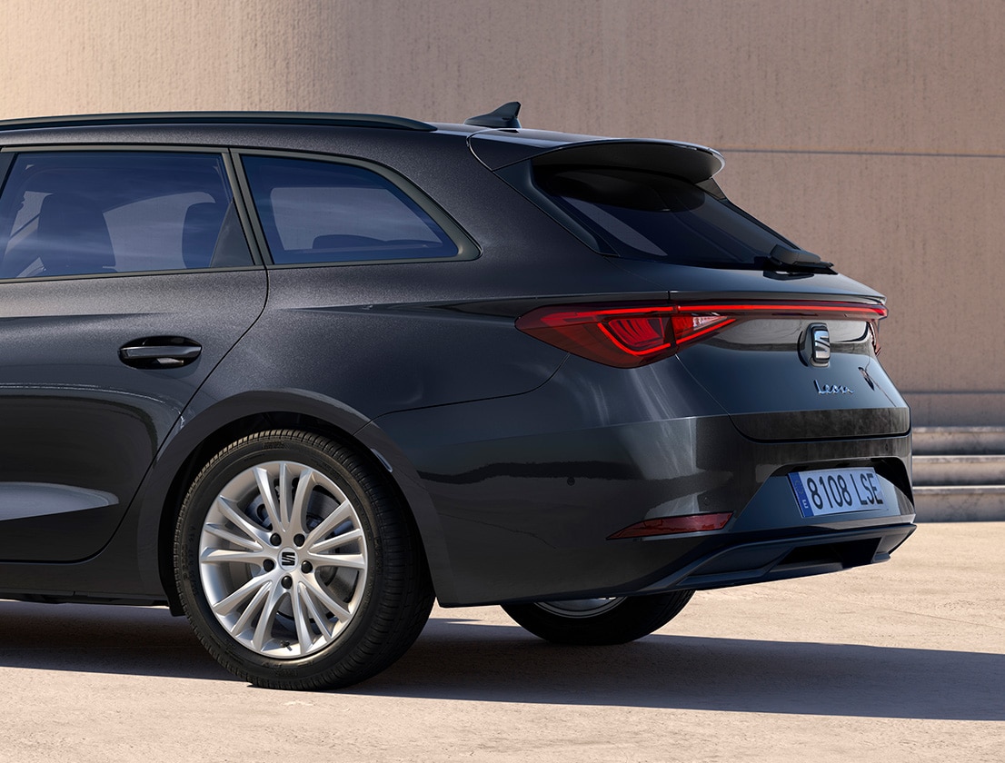 seat leon style midnight black colour rear view with coast-to-coast led light